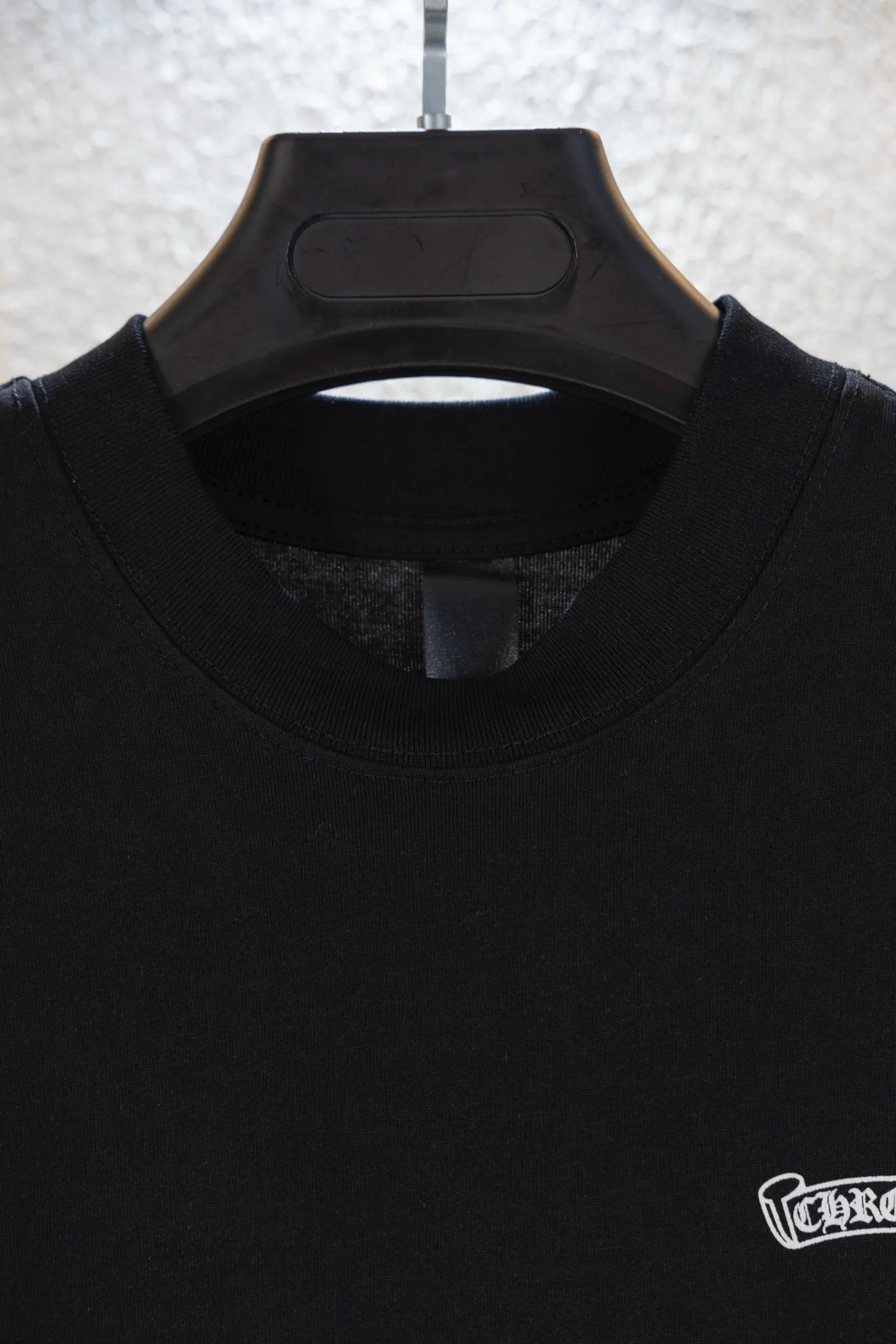 🅿️190 top version model number k8047 CH Kejia Sanskrit cross heavy industry foam printed T-shirt! Every one of Crow's products is really unique. Every piece has a back view. This leather label design is really cool. The leather label and silver jewelry design make the whole dress the icing on the cake. The texture of the whole short-sleeved piece is really amazing. It is made of 260g pure cotton fabric! 100% authentic to the official version, with all the details. All cuffs, shoulder seams, armholes, and necklines are all double-needle crimping. This is the rigorous craftsmanship that big brands should have. Details determine quality. The original washed tag packaging is full of style! The whole piece adopts three-needle and five-thread technology (neckline-shoulder seam-sleeve seam-double-pressed thread, which looks more three-dimensional and textured) and has the same craftsmanship as the original original, with a classic version, small dropped shoulders, and a micro silhouette! Color: Black White Size: XS-L